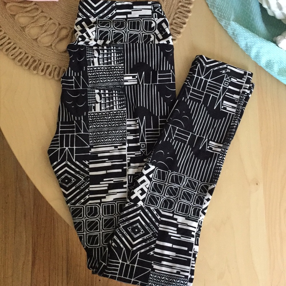 Lularoe black and white pattern legging (OS)